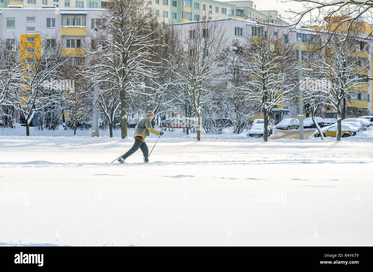 Minsk, Belarus-January 15, 2017: un uomo anziano viene eseguito sugli sci. Inverno fitness. Amateur Sci di fondo Foto Stock