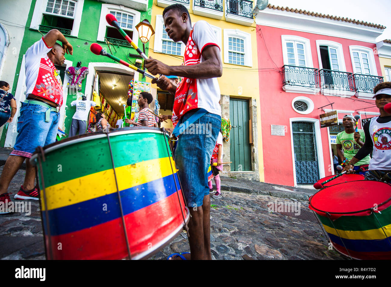 SALVADOR, Brasile - circa marzo, 2018: una banda di stoppino batteristi eseguire sulle strade del centro turistico di Pelourinho come parte di un progetto sociale Foto Stock