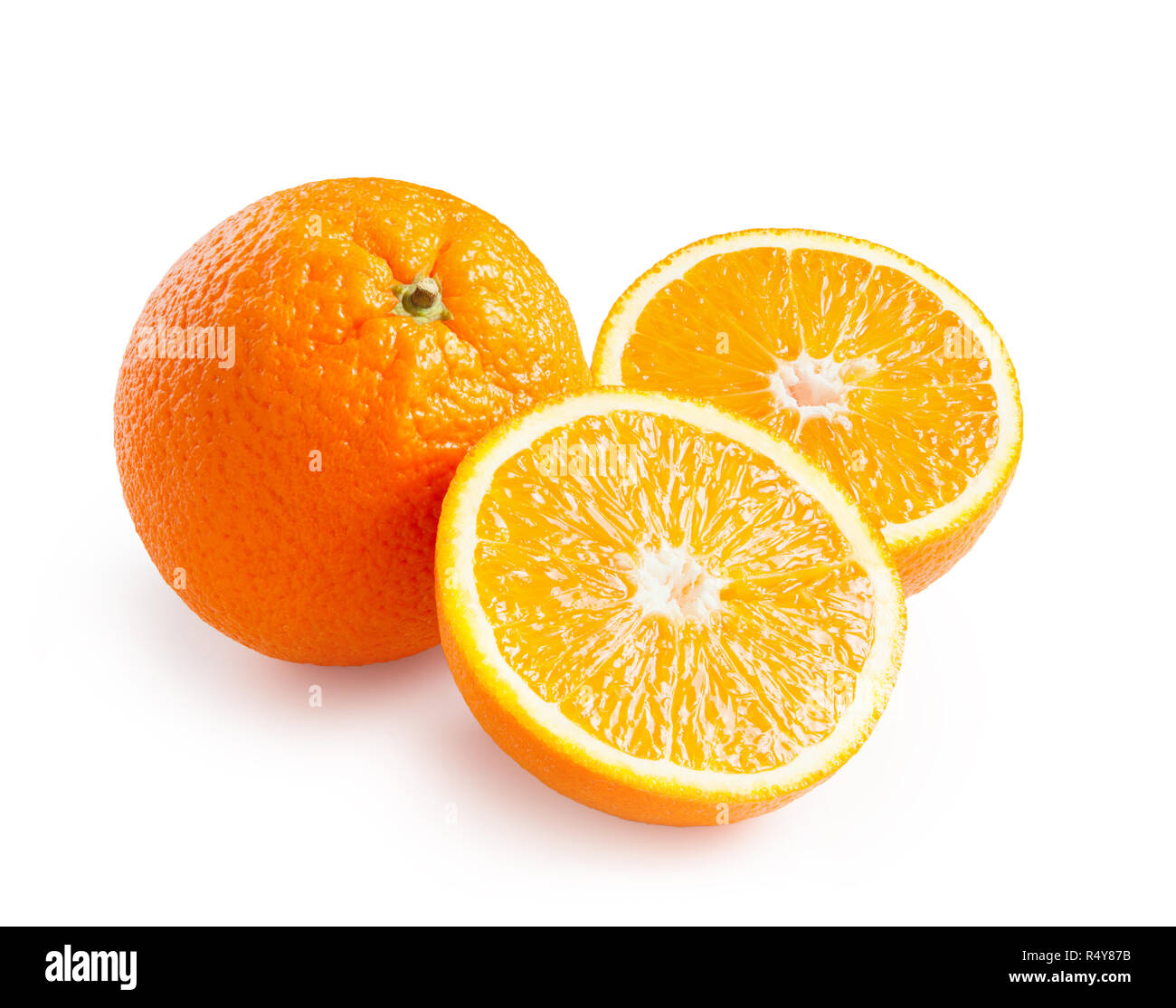 Arancione. Mature le arance fresche in un taglio isolato su sfondo bianco Foto Stock