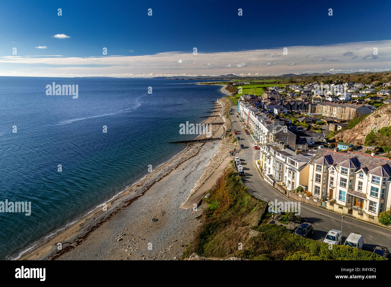 Vista guardando verso il basso sulle case sulla costa nella città di Criccieth in Galles del Nord, Regno Unito. Foto Stock
