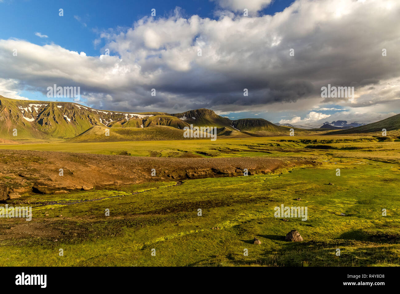 Vista lungo il sentiero Laugavegur in Islanda, che mostra il tipico geologia vulcanica e del paesaggio. Foto Stock