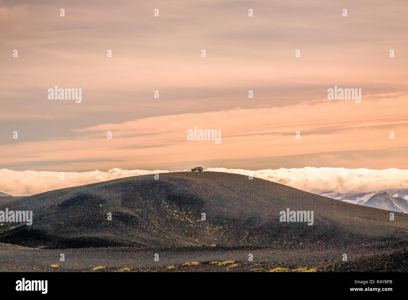 A quattro a quattro 4x4, il veicolo sulla cresta di un crinale, stagliano contro un tramonto in Islanda. Foto Stock