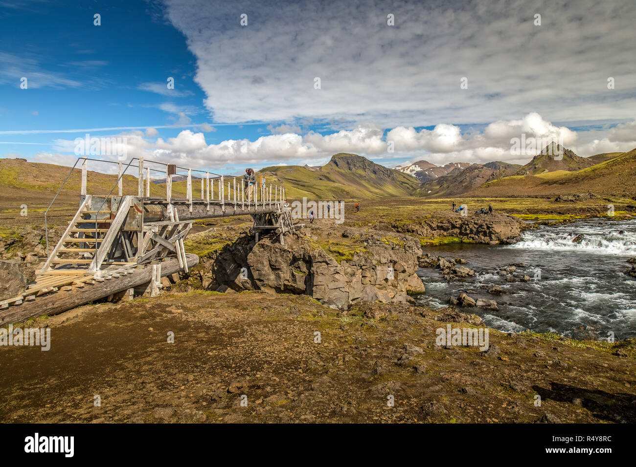 Un ponte di legno che attraversa un fiume sul Laugavegur trail in Islanda. Foto Stock