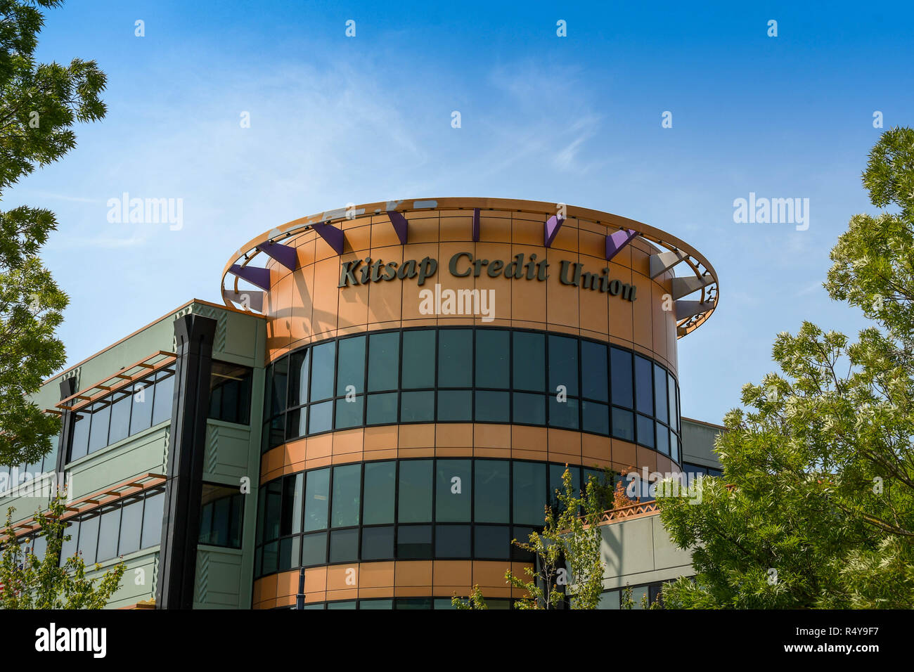 BREMERTON, NELLO STATO DI WASHINGTON, STATI UNITI D'AMERICA - Giugno 2018: vista esterna del Kitsap Credit Union edificio per uffici nel centro di Bremerton, WA. Foto Stock
