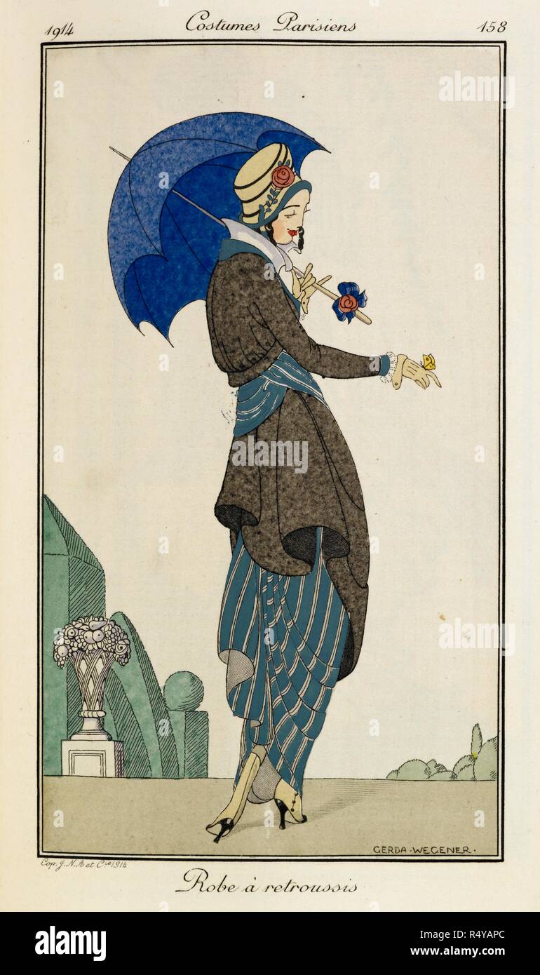 Robe Ã retroussis. Donna che indossa un blu e grigio stripey vestito con un cappotto grigio e spogliato matching anta. Portando un ombrello blu, indossando un cappello di crema, ricamato con un fiore rosa. Costumi Parisiens. . Journal des dames et des modes. [Con le piastre colorate.]. Parigi, 1914. Tavole a colori / illustrazioni. Pochoir. Moda. Fonte: P.P.5242.dc, volumr IV, la piastra 158, opposta a pagina 112. Lingua: Francese. Autore: WEGENER, GERDA. Foto Stock