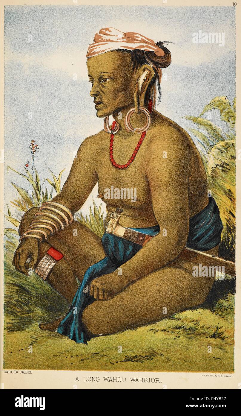 Una lunga Wahou guerriero. Seduto. Egli indossa orecchini e ha orecchio allungati-lobi. Egli ha una fila di perle intorno al suo collo e bande su un braccio. Egli ha un mandau (lama). . I cacciatori di teste del Borneo : un racconto di viaggio il Mahakkam e giù il Barito : anche stato spesse in Sumatra. Londra : Sampson bassa, Marston, Searle & Rivington, 1881. Illustrazione a colori. Fonte: V10009, la piastra 10, opposta a pagina 110. Lingua: Inglese. Autore: Bock, Carl. Foto Stock