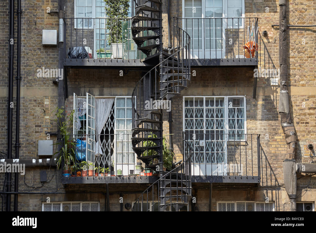 Spirale le scale antincendio nel cortile della Corte Harrowby complesso di appartamenti a Marylebone. Foto Stock