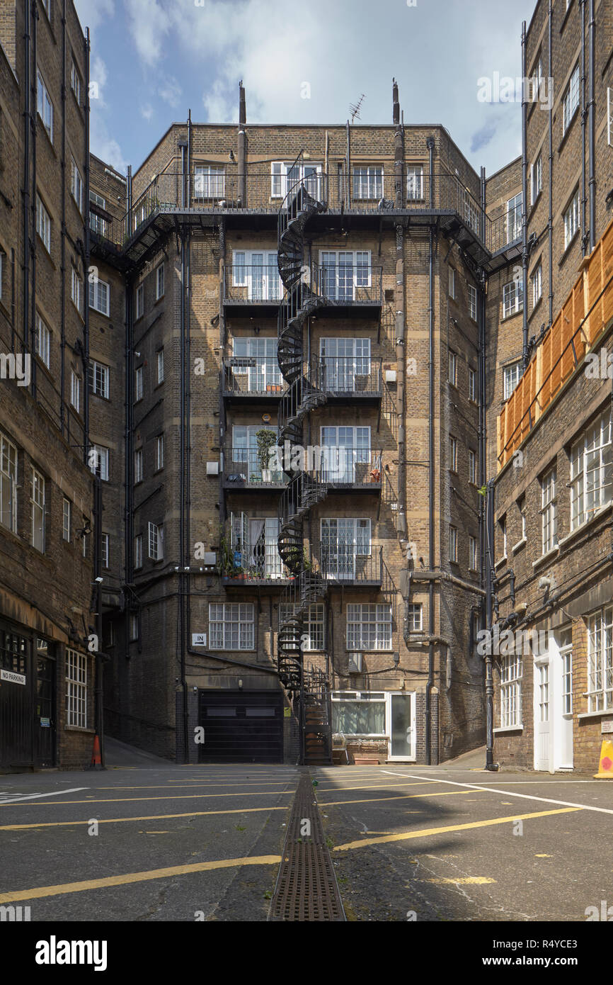 Spirale le scale antincendio nel cortile della Corte Harrowby complesso di appartamenti a Marylebone. Foto Stock