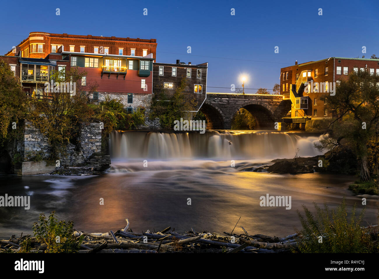 Affascinante centro cittadino Middlebury village e Otter Creek al crepuscolo, Vermont, USA. Foto Stock