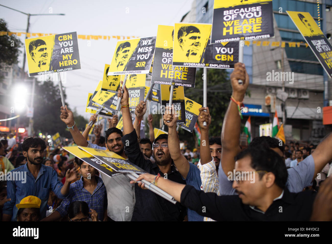 Hyderabad, India. 28 Nov, 2018. I sostenitori del Chief Minister N Chandrababu Naidu tenere cartelloni durante una riunione pubblica a Ameerpet a Hyderabad, in India per il prossimo Telangana assemblea legislativa le elezioni che si terranno il 07 dicembre, 2018. Credito: Sanjay Borra/Alamy Live News Foto Stock