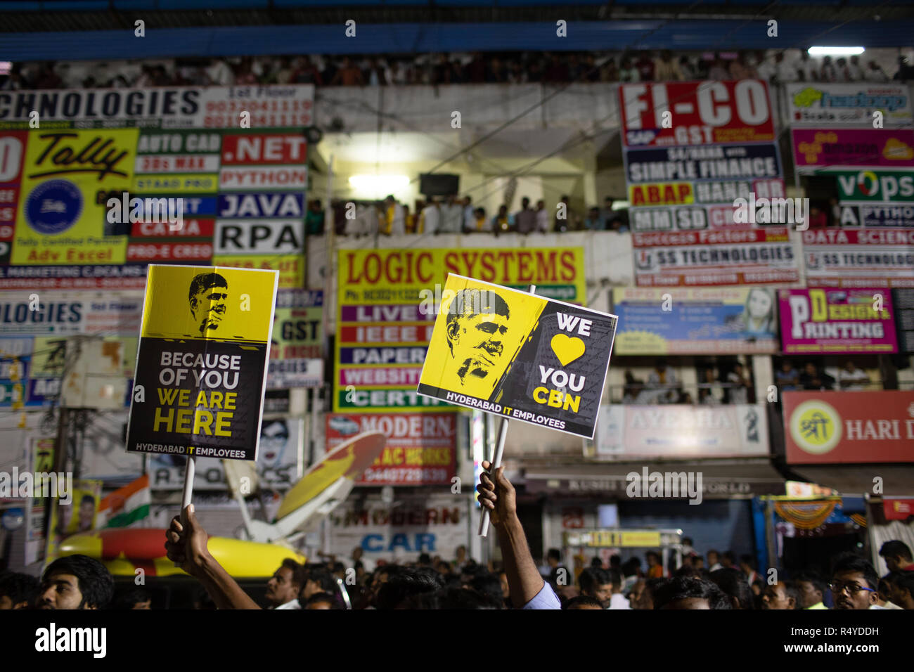 Hyderabad, India. 28 Nov, 2018. I sostenitori del Chief Minister N Chandrababu Naidu tenere cartelloni durante una riunione pubblica a Ameerpet a Hyderabad, in India per il prossimo Telangana assemblea legislativa le elezioni che si terranno il 07 dicembre, 2018. Credito: Sanjay Borra/Alamy Live News Foto Stock