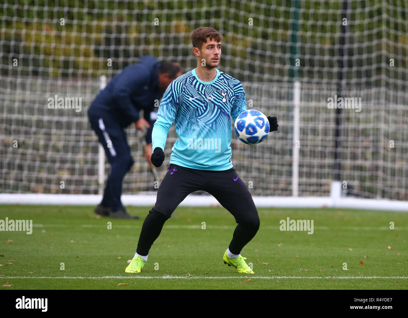 Enfield, Regno Unito. 28 Nov, 2018. Mauricio Pochettino durante UEFA Youth League match tra Tottenham Hotspur e Inter Milan a Hotspur modo, Enfield. La FA Premier League e Football League immagini sono soggette a licenza DataCo solo uso editoriale nessun uso non autorizzato di audio, video, dati, calendari (al di fuori dell'UE), club/campionato loghi o 'live' servizi. Online in corrispondenza uso limitato a 45 immagini (+15 in tempo extra). Non utilizzare per emulare le immagini in movimento. Nessun uso in scommesse, giochi o un singolo giocatore/club/league pubblicazioni Credit: Azione Foto Sport/Alamy Live News Foto Stock