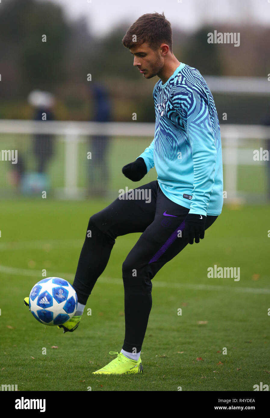 Enfield, Regno Unito. 28 Nov, 2018. Mauricio Pochettino durante UEFA Youth League match tra Tottenham Hotspur e Inter Milan a Hotspur modo, Enfield. La FA Premier League e Football League immagini sono soggette a licenza DataCo solo uso editoriale nessun uso non autorizzato di audio, video, dati, calendari (al di fuori dell'UE), club/campionato loghi o 'live' servizi. Online in corrispondenza uso limitato a 45 immagini (+15 in tempo extra). Non utilizzare per emulare le immagini in movimento. Nessun uso in scommesse, giochi o un singolo giocatore/club/league pubblicazioni Credit: Azione Foto Sport/Alamy Live News Foto Stock