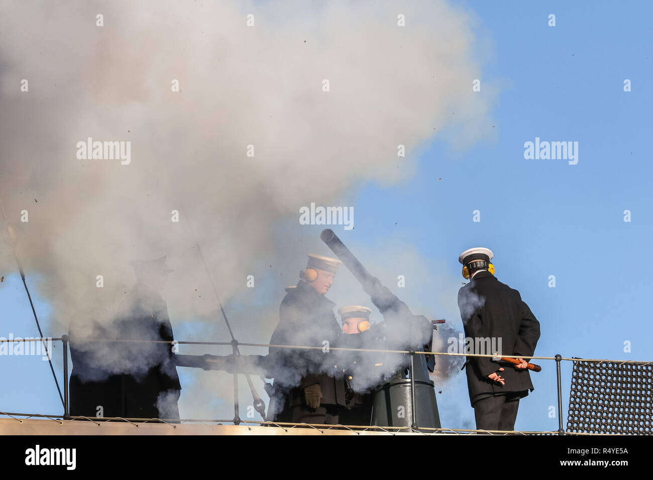 Gdynia, Polonia. 28 Nov 2018. Pistola salutate dalle ORP Blyskawica deck è visto. Marina Polacca festeggia il centenario con defilade e navi militari mostrano nella Base Navale di Gdynia Credito: Max Ardulf/Alamy Live News Foto Stock