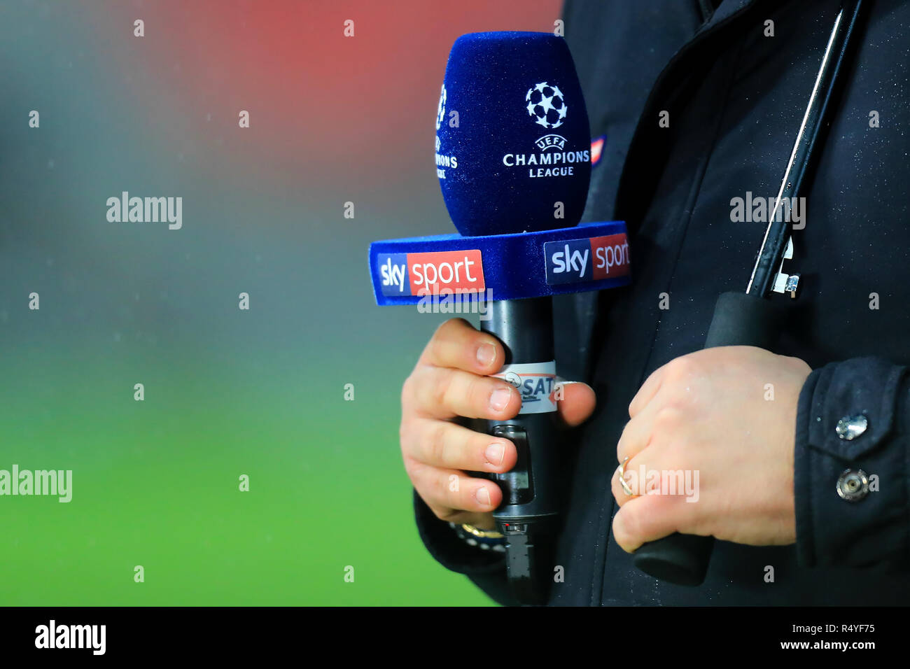 Lo stadio di Wembley, Londra Inghilterra. 28 Nov, 2018. UEFA Champions League Football, Tottenham Hotspur contro Inter Milan; una Sky Sports Champions League microfono è visto nelle mani di un commentatore Credito: Azione Sport Plus/Alamy Live News Foto Stock