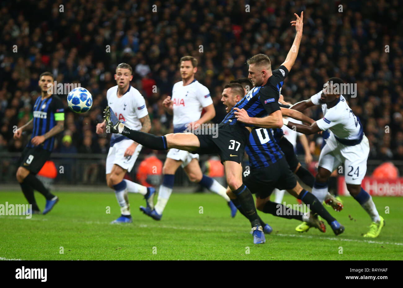 Londra, Inghilterra - Novembre 28, 2018 Milano Skriniar di Inter e Milan durante la Champion League Gruppo B tra Tottenham Hotspur e Inter allo stadio di Wembley, Londra, Inghilterra il 28 Nov 2018. Azione di Credito Foto Sport FA Premier League e Football League immagini sono soggette a licenza DataCo. Solo uso editoriale. Nessuna stampa di vendite. Nessun uso personale di vendita. NO non corrisposto usare carte di credito: Azione Foto Sport/Alamy Live News Foto Stock