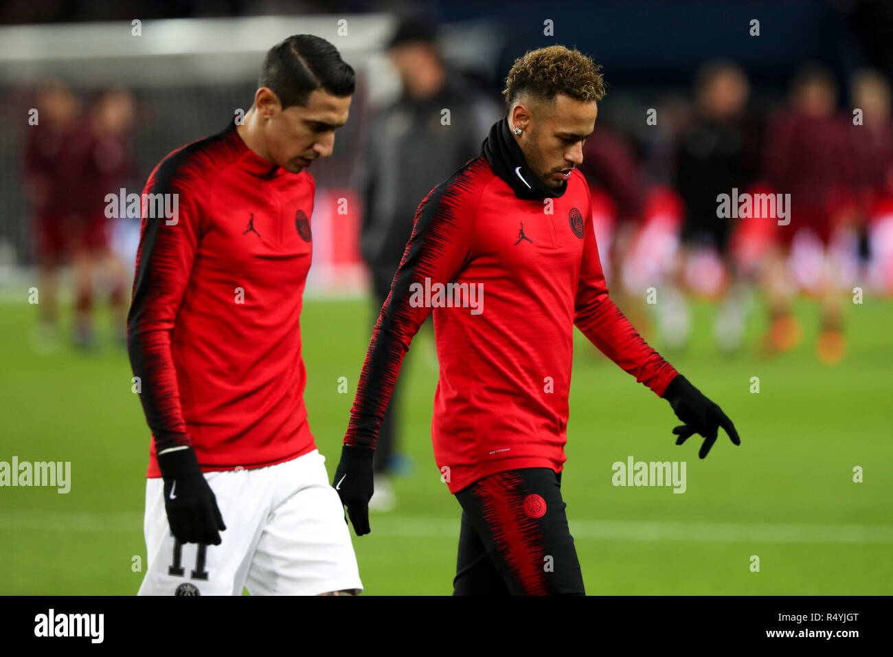 Parc des Princes, Parigi, Francia. Il 28 novembre 2018. UEFA Champions League Football, Paris St-Germain contro il Liverpool; di Maria e Neymar Jr di Parigi Saint Germain durante la pre-match warm up Credit: Azione Plus immagini di sport/Alamy Live News Foto Stock