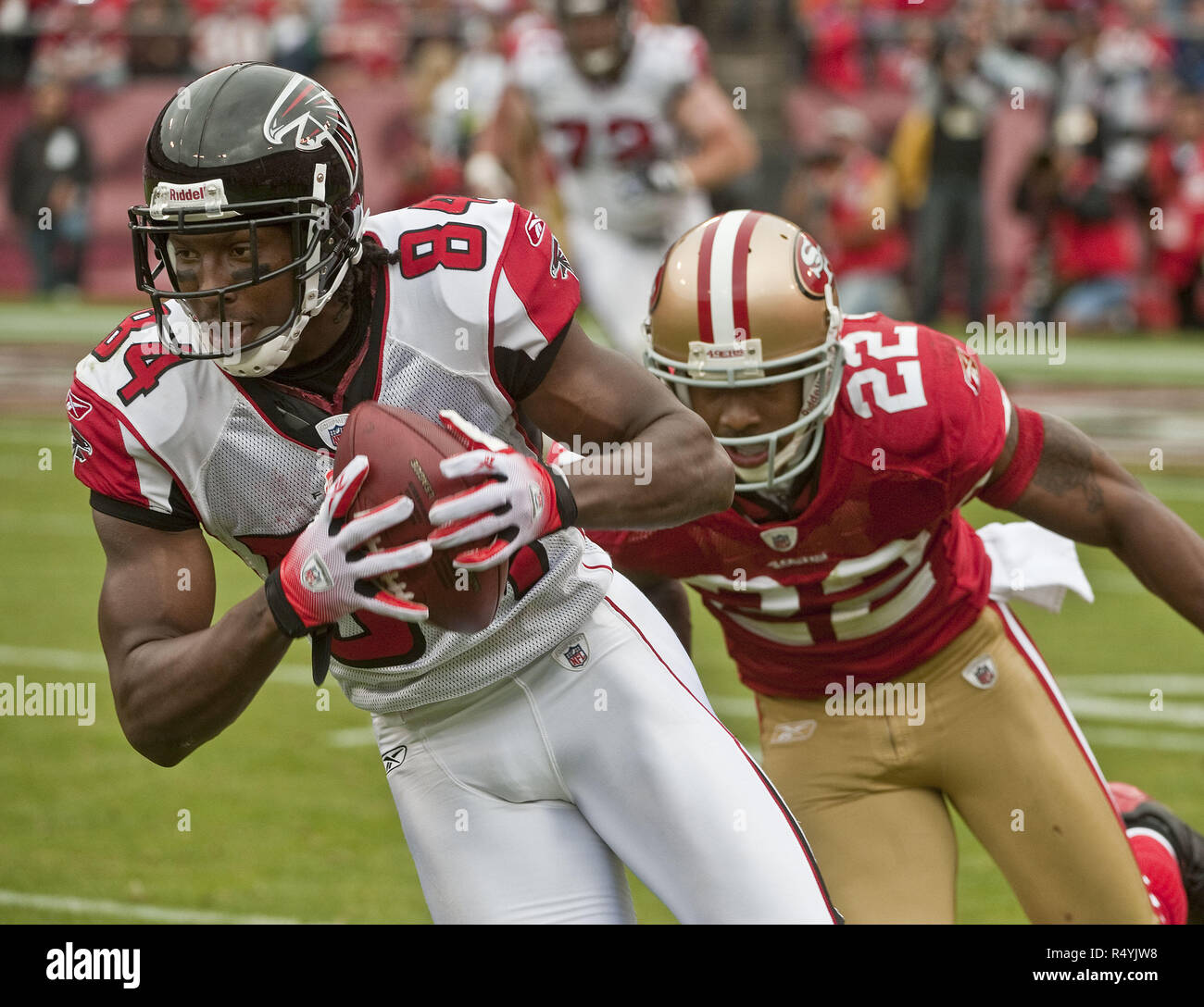 San Francisco, California, Stati Uniti d'America. Undicesimo oct, 2009. Atlanta Falcons wide receiver Roddy White #84 si allontana dal San Francisco 49ers cornerback Nate Clements #22 per rendere 80 yard touchdown eseguito su Domenica, 11 ottobre 2009 a Candlestick Park di San Francisco, California. Falchi sconfitto il 49ers 45-10. Credito: Al di Golub/ZUMA filo/Alamy Live News Foto Stock