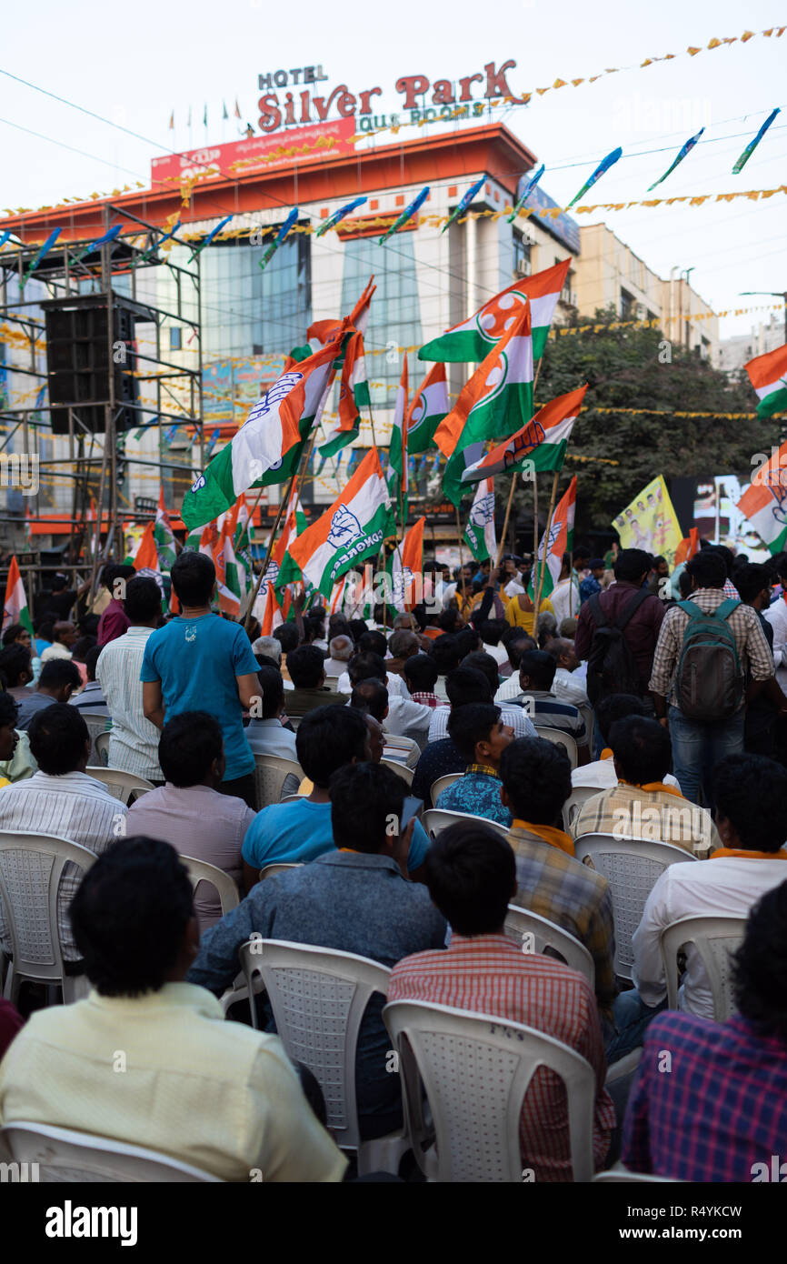 Hyderabad, India.28 Novembre,2018. I sostenitori del Congresso Nazionale Indiano partito attesa bandiera durante un road show di Andhra Pradesh Chief Minister N Chandrababu Naidu e Presidente del Congresso Rahul Gandhi in Hyderabad, India per il prossimo Telangana assemblea legislativa le elezioni che si terranno il 07 dicembre,2018.Credit: Sanjay Borra/Alamy Live News Foto Stock