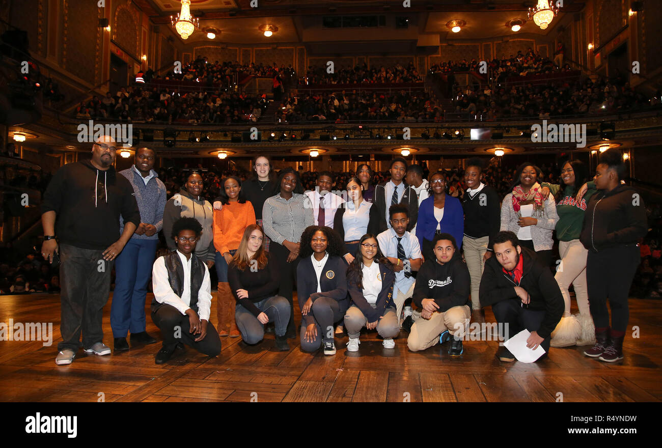 James Monroe Iglehart con gli studenti durante la Fondazione Rockefeller e il Gilder Lehrman Institute of American History sponsorizzato studente di scuola superiore #eduHam matinée prestazioni di 'Hamilton' Q & A al Richard Rodgers Theatre nel novembre 28, 2018 a New York City. Credito: Walter McBrde/MediaPunch Foto Stock