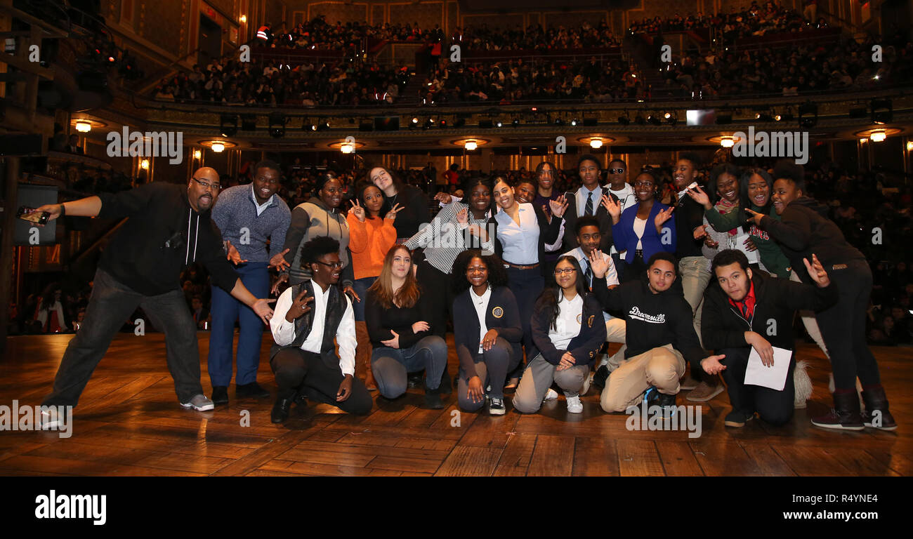 James Monroe Iglehart con gli studenti durante la Fondazione Rockefeller e il Gilder Lehrman Institute of American History sponsorizzato studente di scuola superiore #eduHam matinée prestazioni di 'Hamilton' Q & A al Richard Rodgers Theatre nel novembre 28, 2018 a New York City. Credito: Walter McBrde/MediaPunch Foto Stock