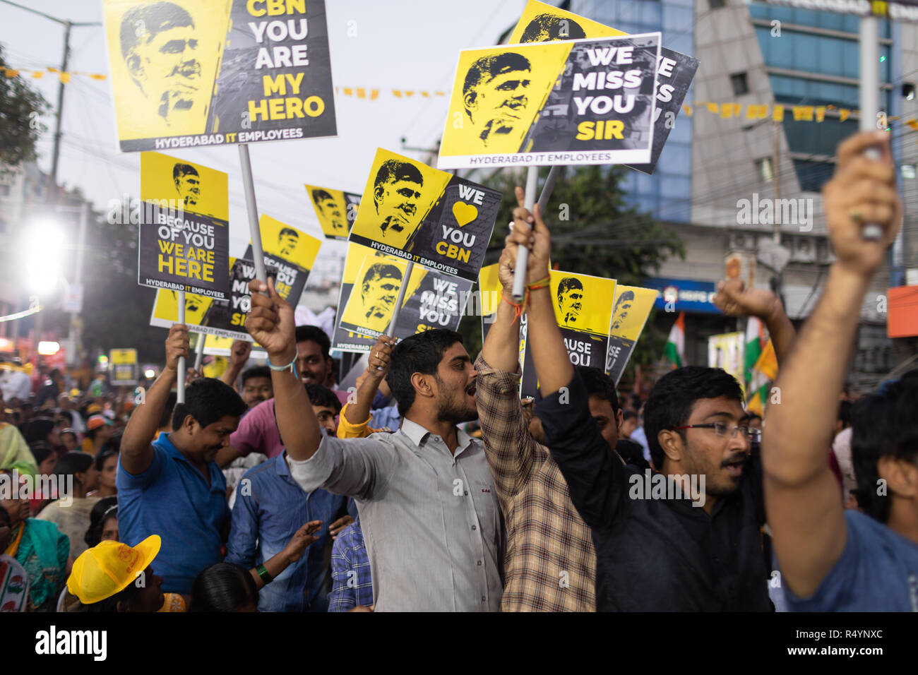 Hyderabad, India.28 Novembre,2018.i sostenitori del Chief Minister N Chandrababu Naidu tenere cartelloni durante una riunione pubblica a Ameerpet in Hyderabad, India per il prossimo Telangana assemblea legislativa le elezioni che si terranno il 07 dicembre,2018. Credito: Sanjay Borra/Alamy Live News Foto Stock