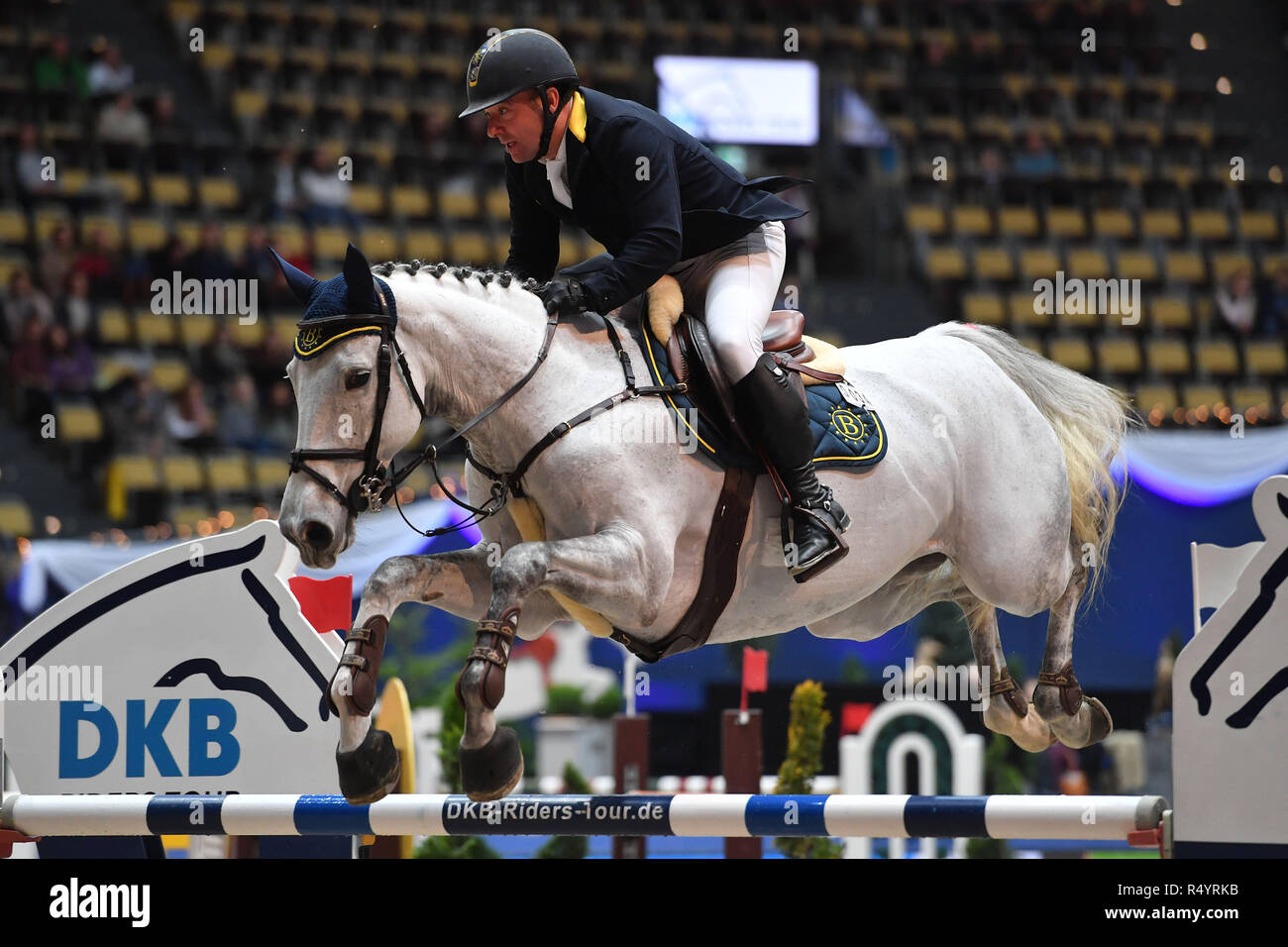 Monaco di Baviera, Deutschland. 25 Nov, 2018. Tobias BACHL (GER) sul suo cavallo Cicera de la Vayrie B, azione, salto, showjumping, equitazione: Monaco di Baviera all'interno 2018, Grosser Preis der Deutschen Kreditbank. Valutazione della DKB Riders Tour su 25.11.2018. | Utilizzo di credito in tutto il mondo: dpa/Alamy Live News Foto Stock