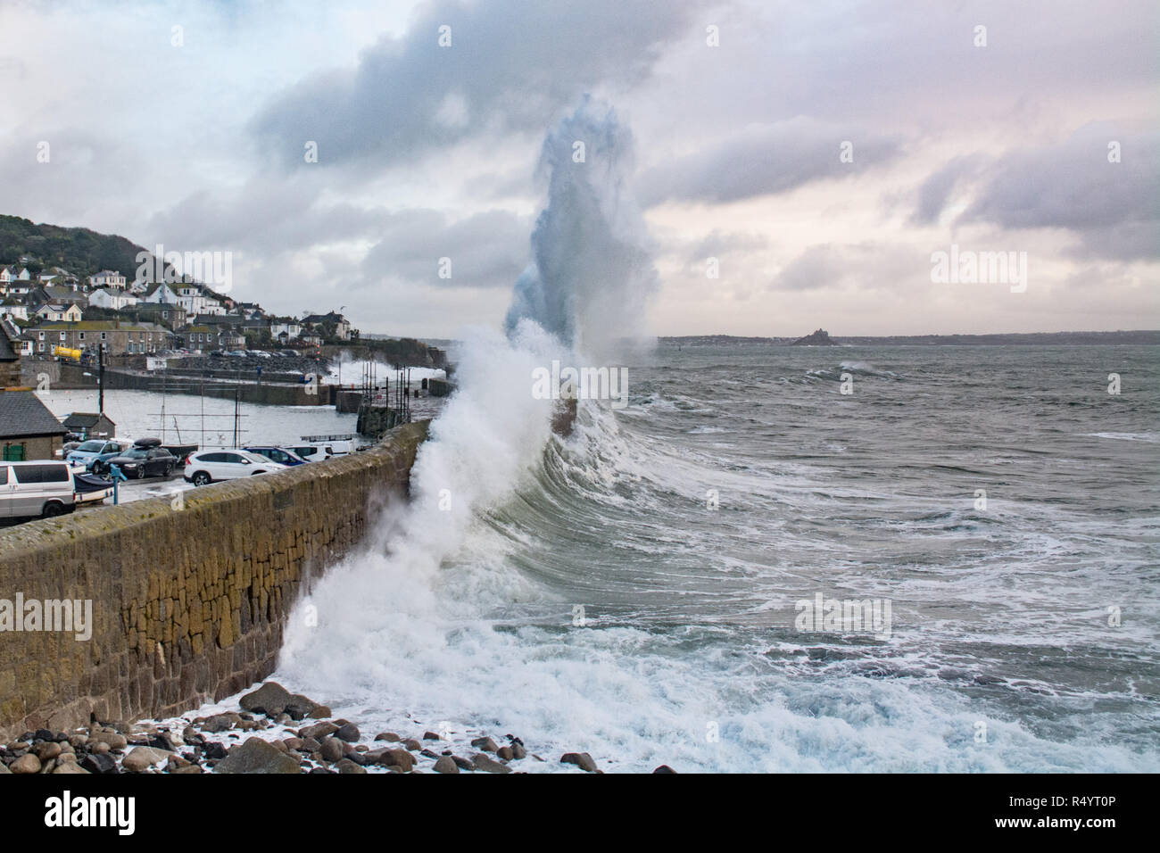 Enorme ondata di storm Diana schiantarsi sulla parete del porto a Mousehole Foto Stock