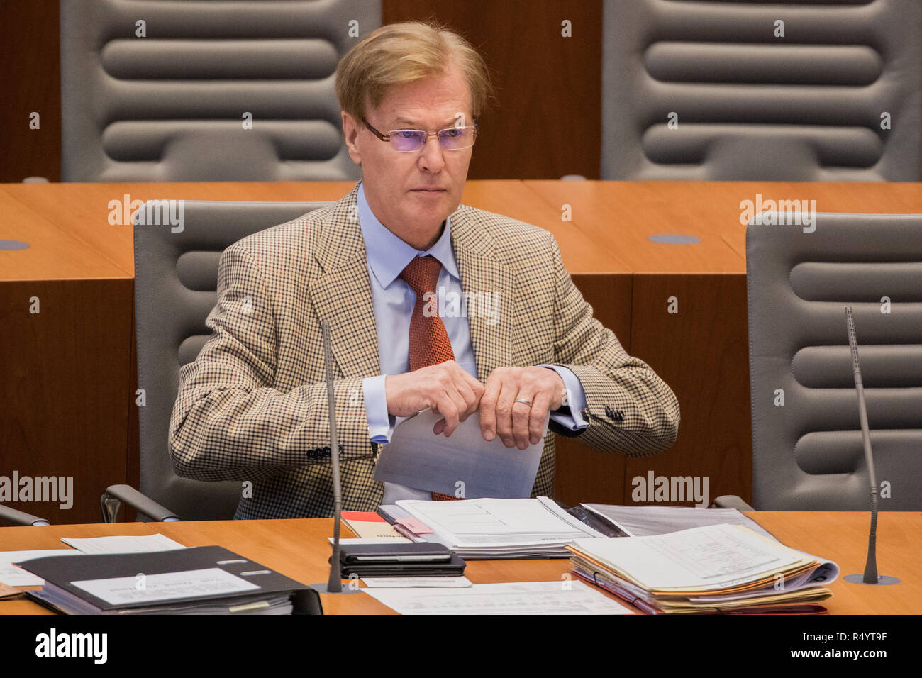29 novembre 2018, Renania settentrionale-Vestfalia, Düsseldorf: Peter Biesenbach (CDU), il ministro della Giustizia del Land Renania settentrionale-Vestfalia, siede nel plenum del Parlamento di stato. Dibattito del Regno Unito accordo di uscita con l'UE e la creazione di una commissione di inchiesta per la morte di un innocente Siro detenuto nel carcere di Kleve. Foto: Rolf Vennenbernd/dpa Foto Stock