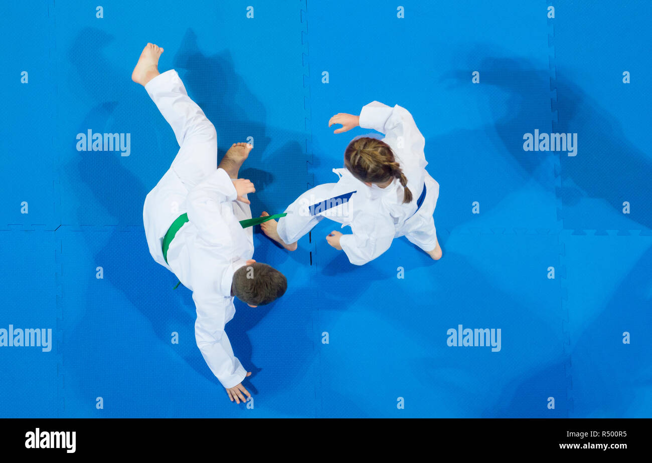 Karate Do kids lotta contro blu sullo sfondo di tatami. Vista dall'alto.  Competizione Sportiva Foto stock - Alamy