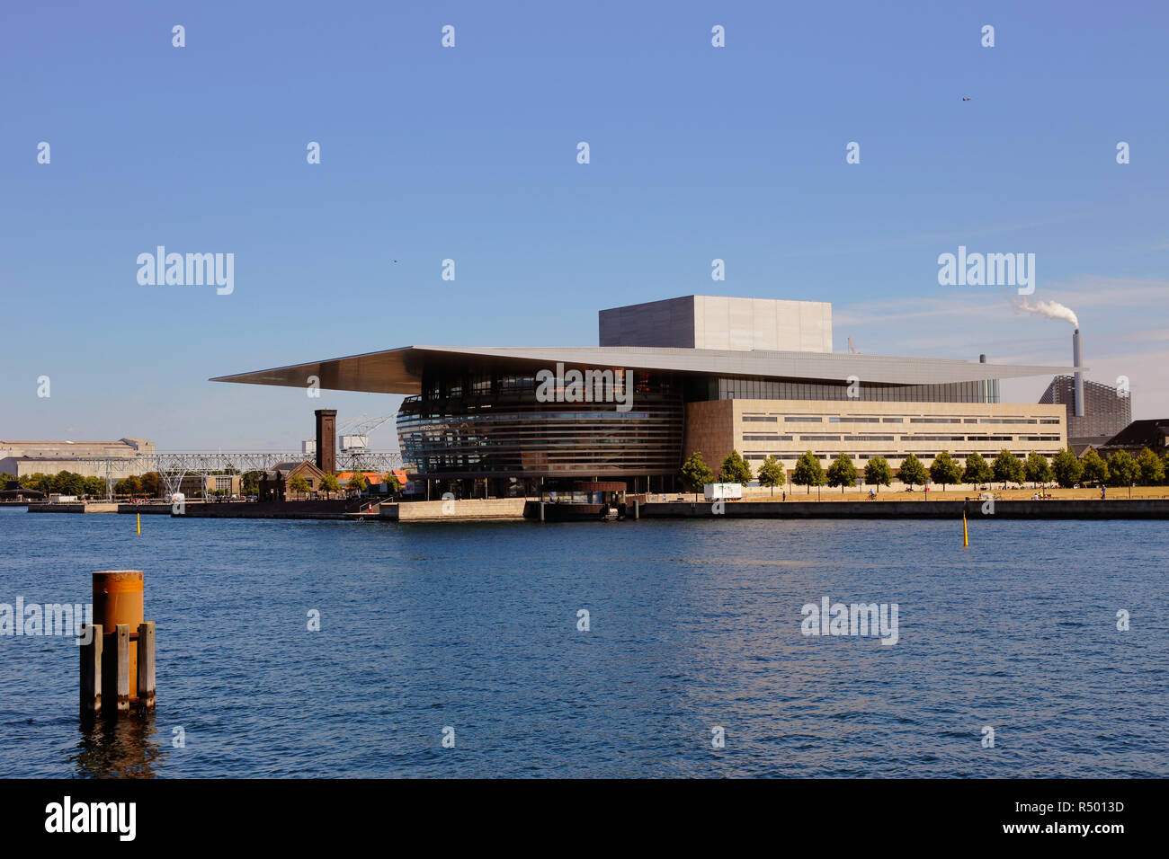 Copenhagen, Danimarca - 26 Giugno 2018: vista esterna di Copenaghen opera house, costructued 2001-2004 in stile neo-futurismo stile, situato a Holmen. Foto Stock Copenhagen, Danimarca - 26 Giugno 2018: vista esterna di Copenaghen opera house, costructued 2001-2004 in stile neo-futurismo stile, situato a Holmen. Foto Stock