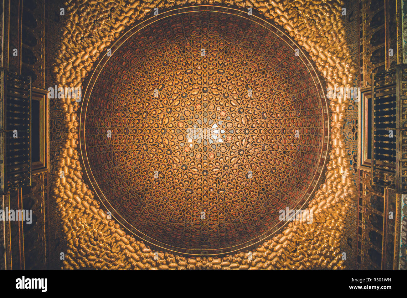 Più geometrico e colorato figure a Siviglia la cupola di Alcazar, Spagna Foto Stock