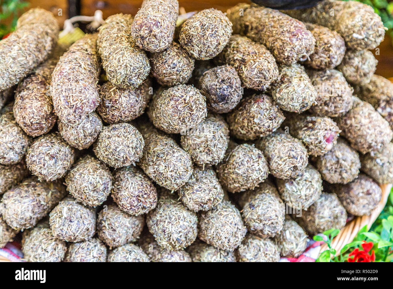 Pila di salsicce francese n vendita nel mercato locale Foto Stock