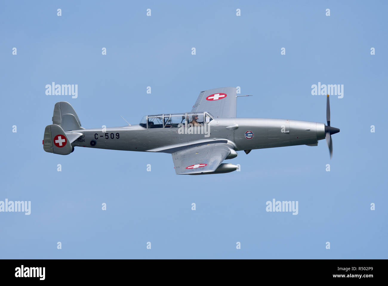 Farner Werke F+W C-3605, soprannominato Schlepp ("Tug') o "Alpina Anteater' battenti in corrispondenza di un'esibizione aerea nel cielo blu. ex Swiss Air Force azionato da 46 Aviation Foto Stock