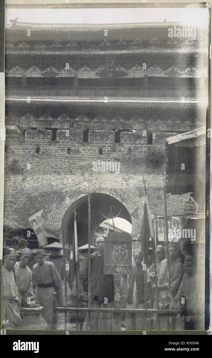L'ingresso a un gateway [?Kunming]. Una vista guardando verso un gateway entrnace impostato in un imponente cinta muraria, probabilmente a Kunming. Un gruppo cinese (?soldati) in primo piano. Scott collezione: viste in Yunnan. 1899. Fotografia. Fonte: Photo 92/7(38). Autore: Scott, Sir James George. Foto Stock