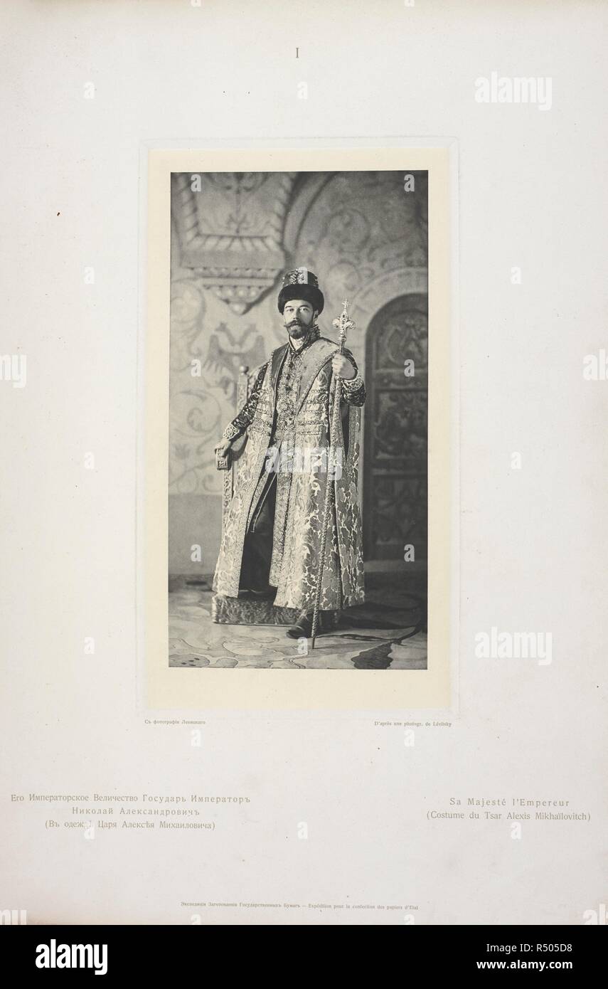 Sa maestà l'Empereur. Nicholas II (Russo: ÐÐ'ÐºÐ¾Ð"Ð°Ð¹ II, ÐÐ'ÐºÐ¾Ð"Ð°Ð¹ ÐÐ"ÐµÐºÑÐ°Ð½Ð'Ñ€Ð¾Ð²Ð'Ñ‡ Ð Ð¾Ð¼Ð°Ð½Ð¾Ð², tr. Nikolai II, Nikolai Alexandrovich Romanov [nÊ²ÉªkÉËˆlaj ftÉËˆroj, nÊ²ÉªkÉËˆlaj ÉlÊ²ÉªËˆksandrÉ™vÊ²ÉªtÉ• rÉËˆmanÉ™f]) (18 maggio [O.S. 6 maggio] 1868 â€" 17 luglio 1918) era l'ultimo imperatore della Russia. Egli è stato eseguito con la sua famiglia dal Bolsheviks. . ÐÐ"ÑOEÐ±Ð¾Ð¼ÑŠ ÐºÐ¾ÑÑ'ÑŽÐ¼Ð'Ñ€Ð¾Ð²Ð°Ð½Ð½Ð°Ð³Ð¾ Ð±Ð°Ð"Ð° Ð²ÑŠ Ð Ð'Ð¼Ð½ÐµÐ¼ÑŠ Ð"Ð²Ð¾Ñ€Ñ†Ñ£ Ð²ÑŠ Ñ"ÐµÐ²Ñ€Ð°Ð"Ñ£ 1903 Ð³. = Album du bal costumeÌ au Palais d'hiver : feÌvrier 1903. S.-Peterburg : EÌ‡kspeditï' a sï'¡iÌ"iï' aï Foto Stock