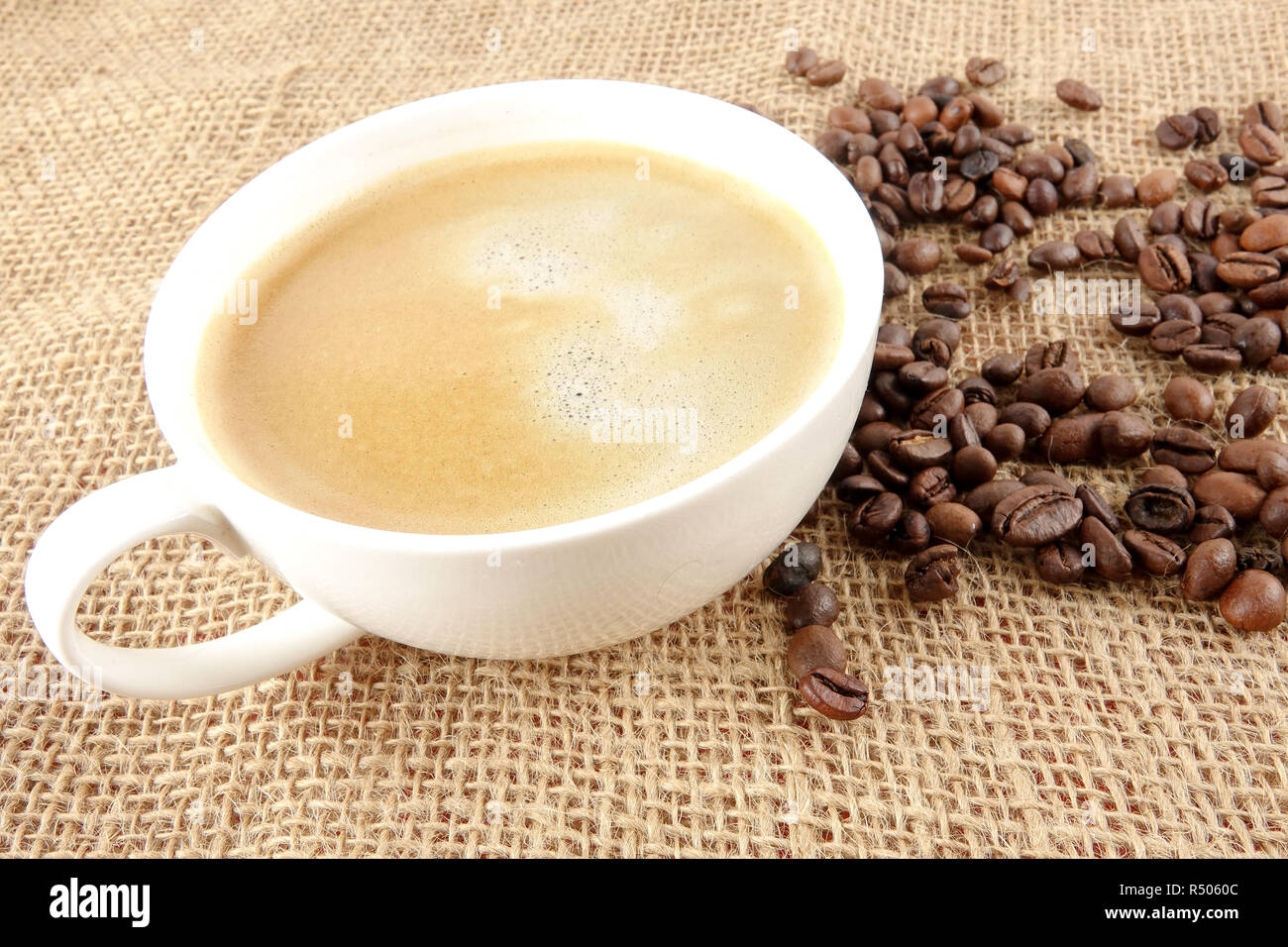 I chicchi di caffè su un tappeto sfondo Foto Stock