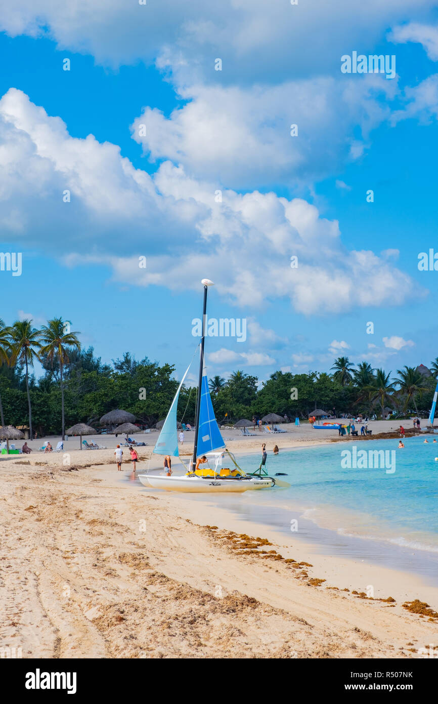 Barca a vela su Playa Jibacoa a Cuba. Foto Stock