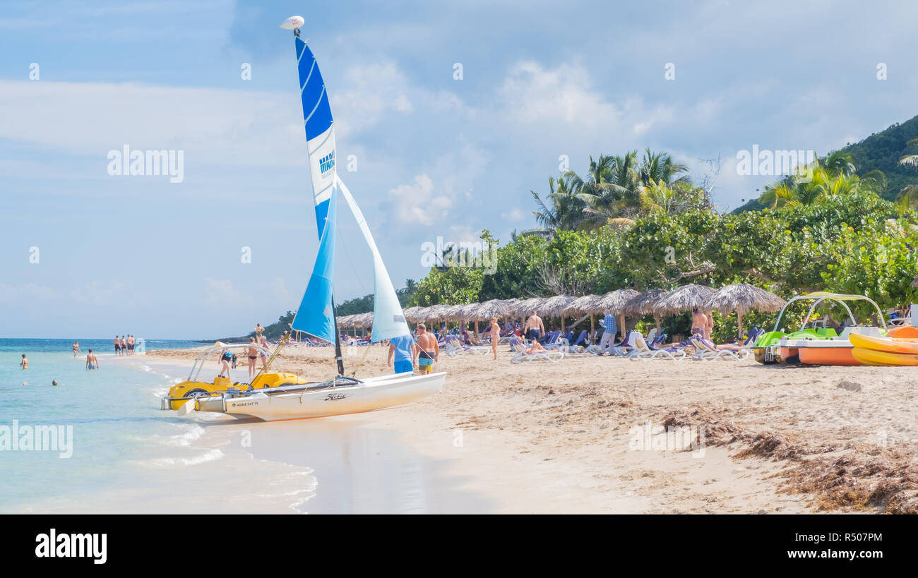 Catamarano sul Playa Jibacoa a Cuba con un numero di turisti che si godono la sun. Foto Stock