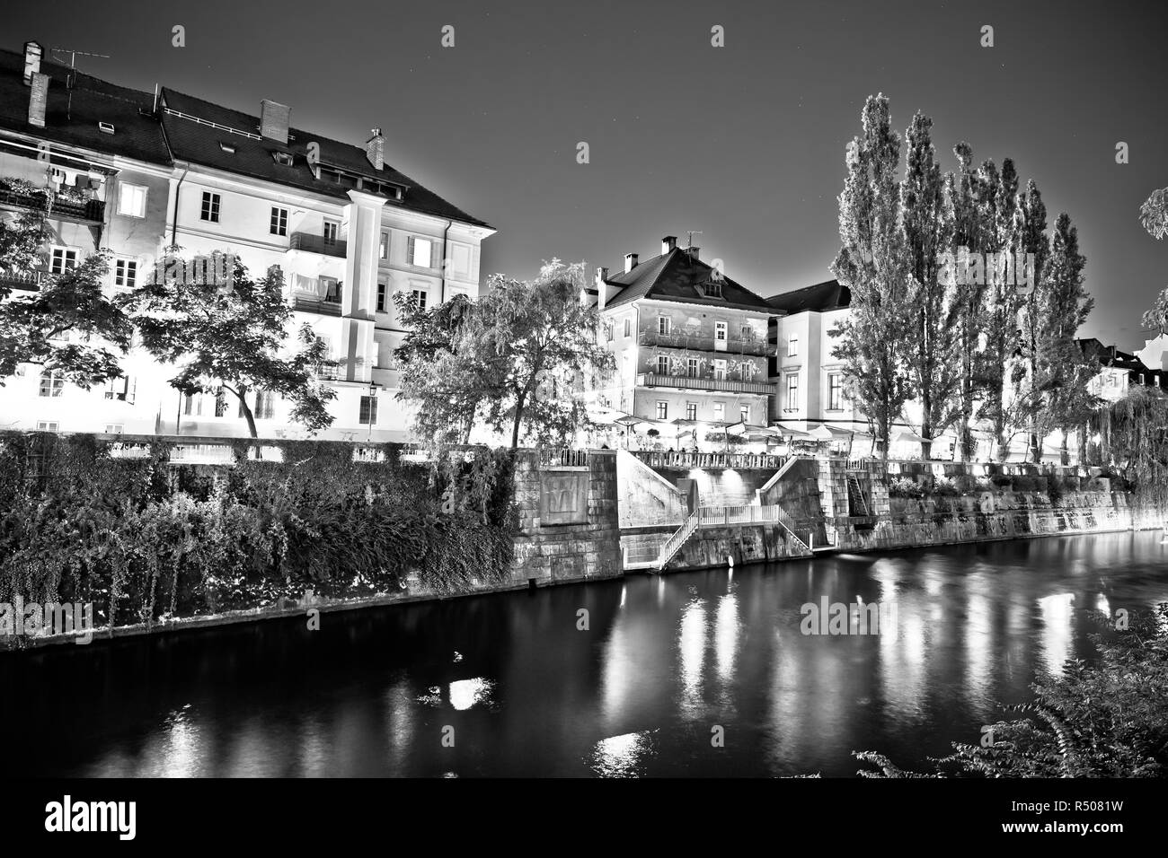 Il fiume di Lubiana e waterfront sera visualizzazione bianco e nero Foto Stock