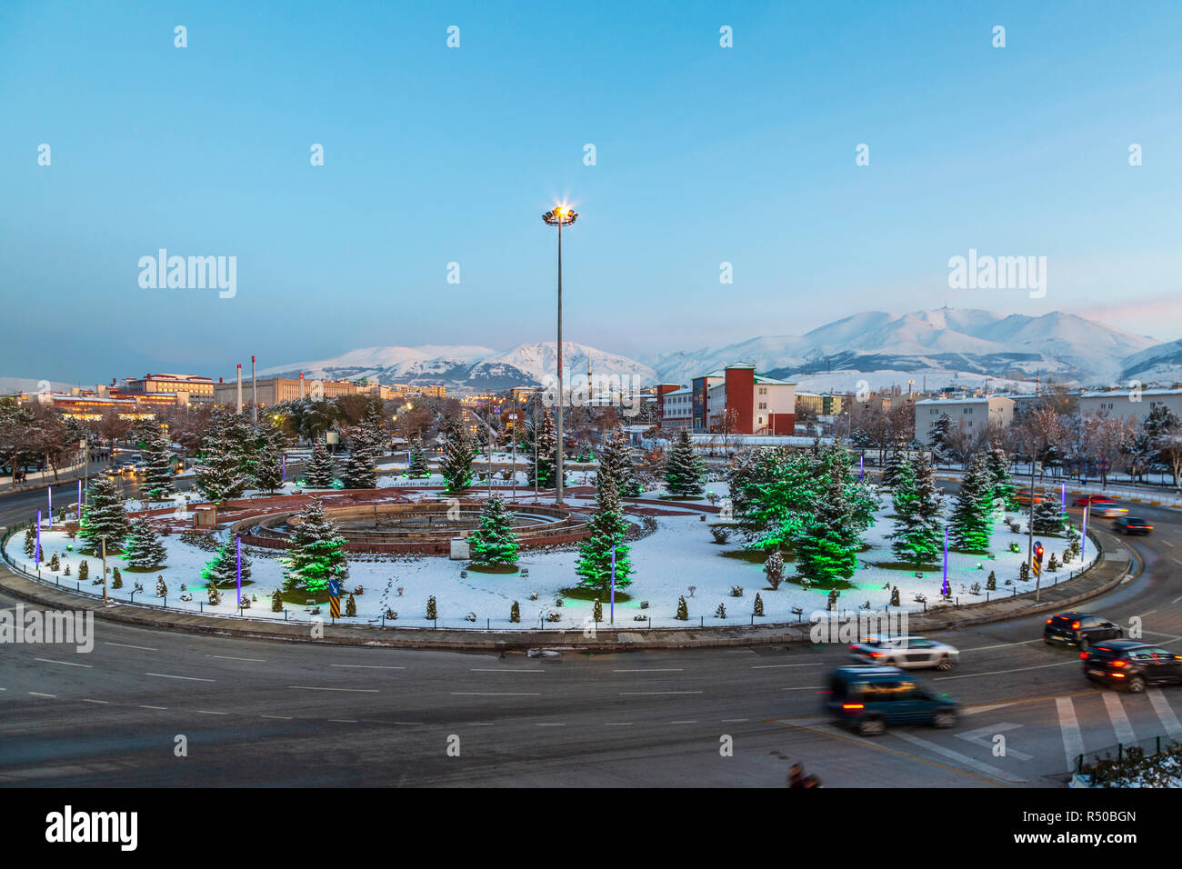Paesaggio di Erzurum con palandoken la montagna da ataturk universitesi street a Erzurum, Turchia Foto Stock