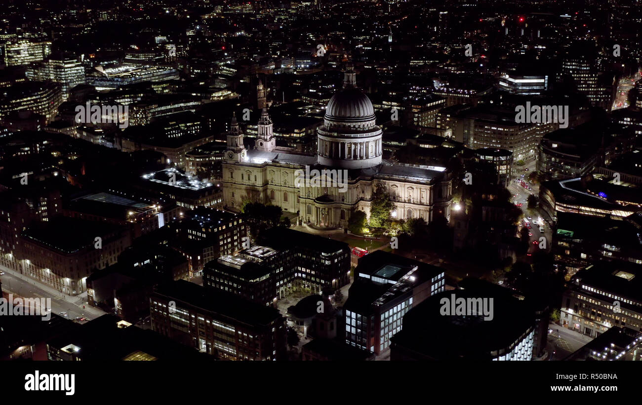 Antenna vista notturna della Cattedrale di San Paolo a Londra. Birds Eye Visualizza Video feat. Religiosa Chiesa iconica e punto di riferimento del turismo con il traffico di Londra Foto Stock