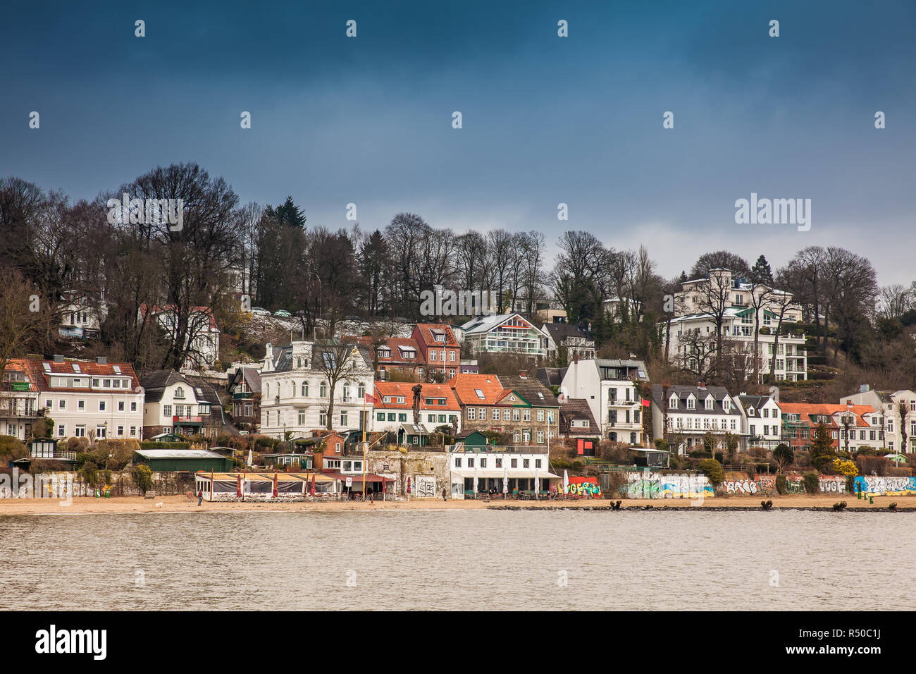 Amburgo, Germania - Marzo 2018: belle case e le spiagge sulle rive del fiume Elba in Hamburg Su una estremità fredda della giornata invernale Foto Stock