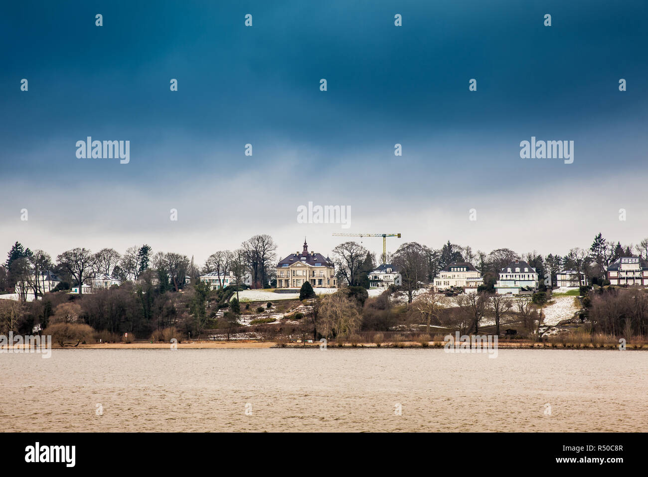 Belle case e le spiagge sulle rive del fiume Elba in Hamburg Su una estremità fredda della giornata invernale Foto Stock