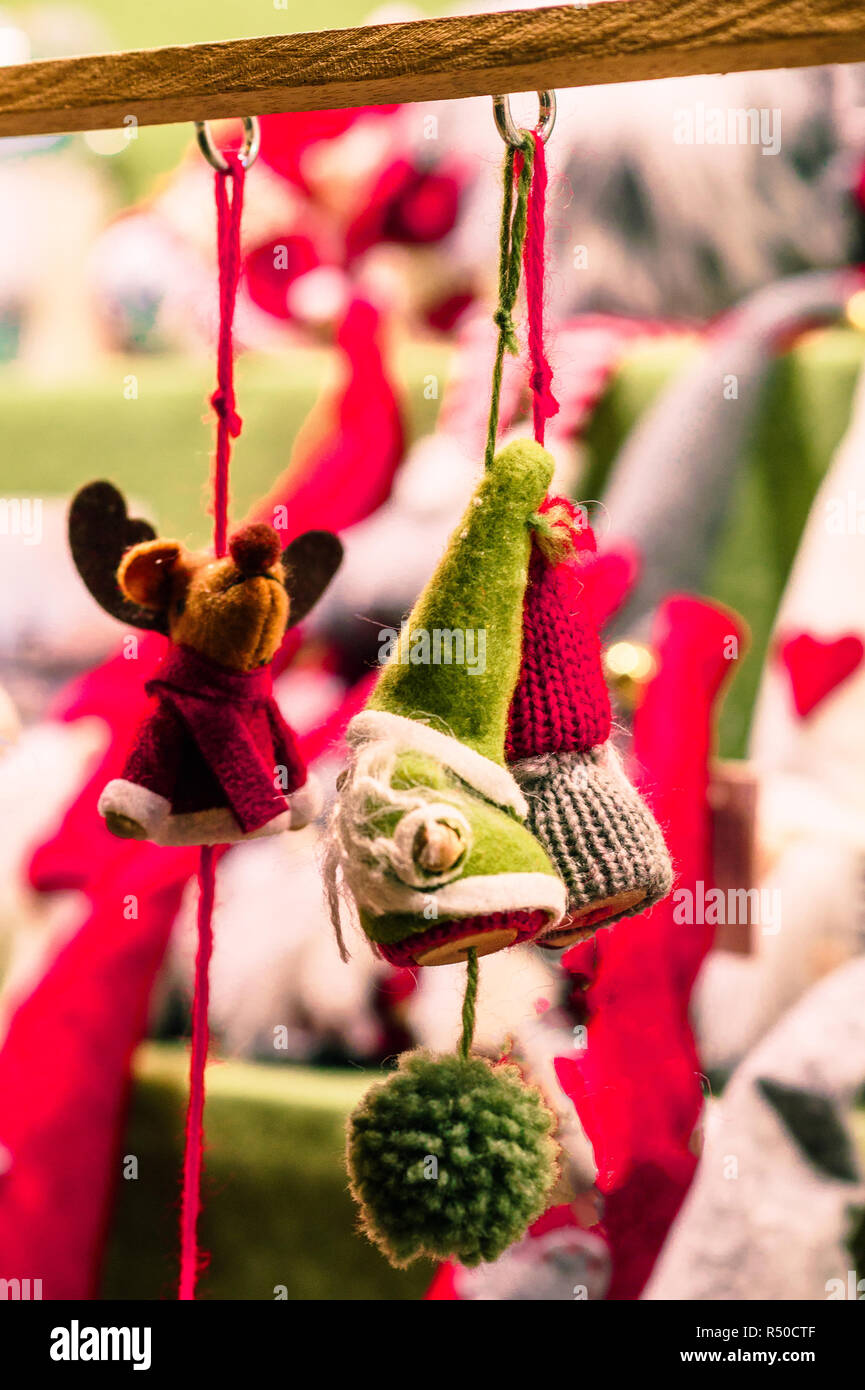 Un Natale decorazioni in vendita in un locale mercato artigianale Foto Stock