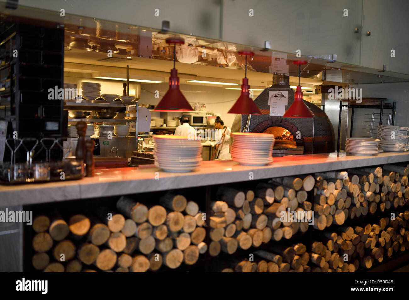Tronchetti di legno per ceramica a cupola la combustione del legno forno a pizza in cucina di Amsterdam tini di filtrazione ristorante Toronto Foto Stock