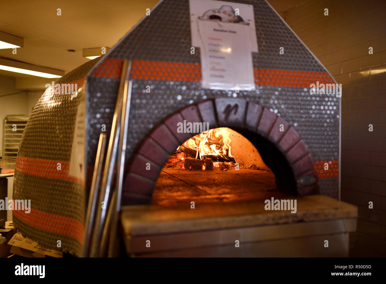 Incendio in ceramica a cupola la combustione del legno forno a pizza in cucina di Amsterdam tini di filtrazione ristorante Toronto Foto Stock