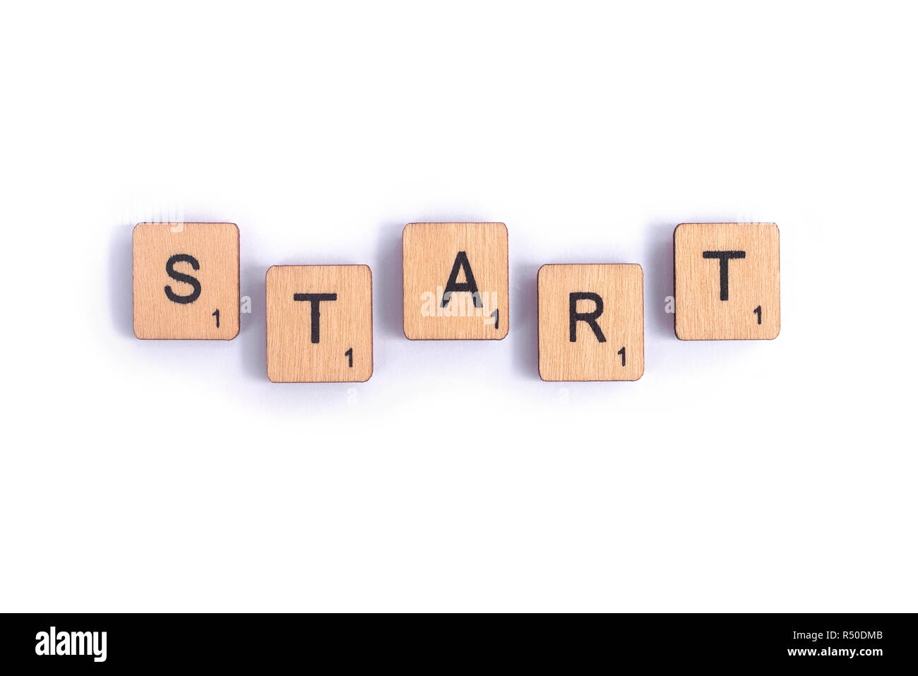 LONDON, Regno Unito - 7 Luglio 2018: la parola START, farro con lettera in legno piastrelle Scrabble, il 7 luglio 2018. Foto Stock