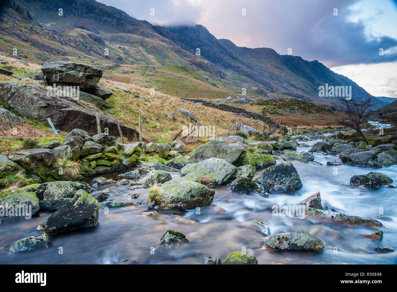 Paesaggio gallese fiume e le montagne Foto Stock