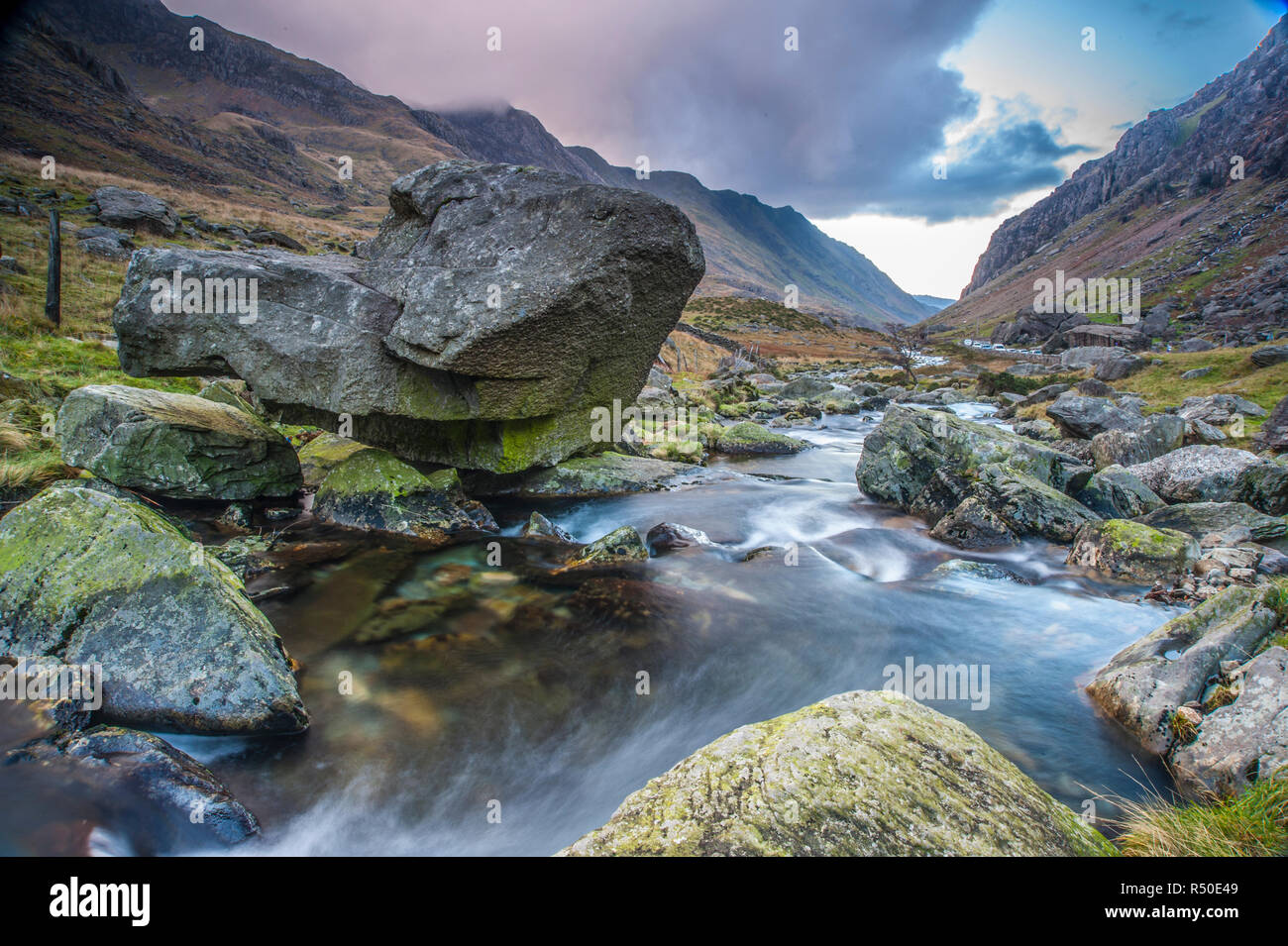 Paesaggio gallese fiume e le montagne Foto Stock